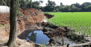 বর্জ্যের দুর্গন্ধে আত্মীয়তা বন্ধ!