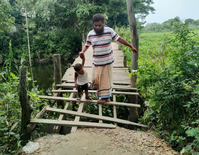 ভাঙা কাঠের সেতু মরণফাঁদ