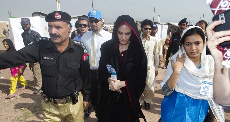 বন্যায় ক্ষতিগ্রস্থদের পাশে হলিউড তারকা অ্যাঞ্জেলিনা জোলি