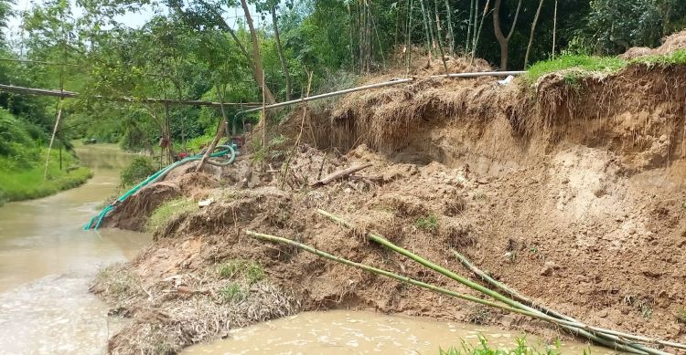 রাতের আঁধারে অবৈধ বালু উত্তোলন