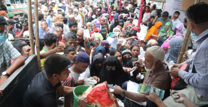 হুমড়ি খাচ্ছেন লাইনে