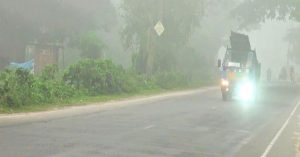 ঘনকুয়াশায় মুড়ছে উত্তরাঞ্চল