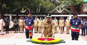 টুঙ্গিপাড়ায় নবনিযুক্ত আইজিপির শ্রদ্ধা নিবেদন