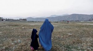 বিবাহিত পুরুষের সঙ্গে পালিয়ে যাওয়া তরুণীকে পাথর মারার নির্দেশ