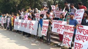 চারুকলা মূল ক্যাম্পাসে স্থানান্তরের দাবিতে চবি শিক্ষার্থীদের অবস্থান