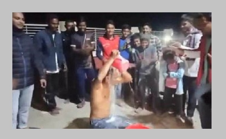 দুধ দিয়ে গোসল করে আর্জেন্টিনার সমর্থন প্রত্যাহার!