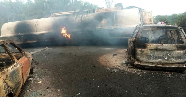 নাইজেরিয়ায় ট্যাঙ্কার বিস্ফোরণে ১২ জনের মৃত্যু