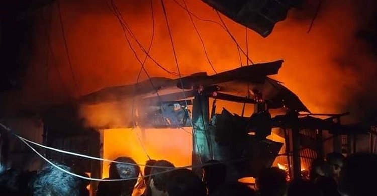 পঞ্চগড়ে মধ্যরাতে আগুনে পুড়ে ছাই ৬৫ দোকান