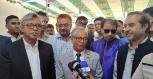 পলি ব্যাগে কস্টিউম বিতরণ কাম্য নয় ভিসি