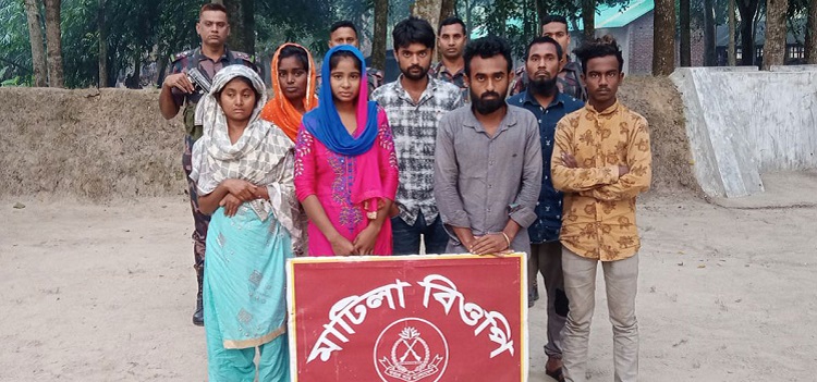 ভারত থেকে অবৈধভাবে বাংলাদেশে প্রবেশকালে আটক ১৩