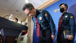 মাথা নত করে ক্ষমা চাইলেন পুলিশ প্রধান