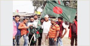 পতাকা বেচে জীবিকা