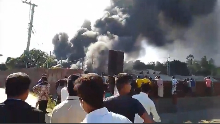 বিটুমিন কারখানায় ভয়াবহ আগুন