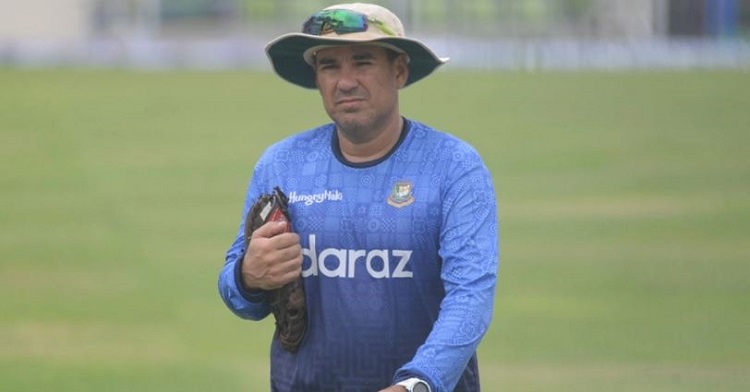 পদত্যাগ করলেন প্রধান কোচ রাসেল ডমিঙ্গো