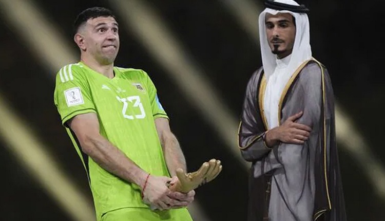 অশ্লীল ভঙ্গি নিয়ে বিতর্কে মার্টিনেজ