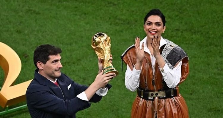 বিশ্বকাপ মঞ্চে ট্রফি নিয়ে গেলেন দীপিকা! কিন্তু কীভাবে