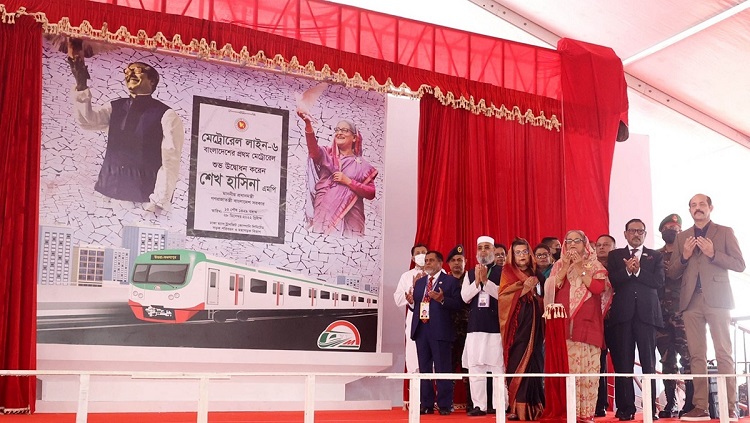 মেট্রোরেলে প্রথম যাত্রী হয়ে আগারগাঁও স্টেশনে নামলেন প্রধানমন্ত্রী