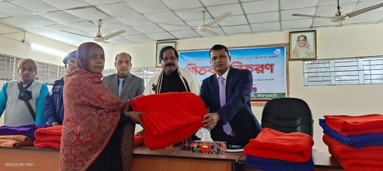 জয়পুরহাটে পাঁচবিবিতে শীতবস্ত্র বিতরণ