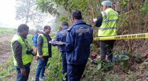 ফরিদপুরে রাস্তার পাশে খাদে পড়েথাকা প্রাইভেটকার উদ্ধার