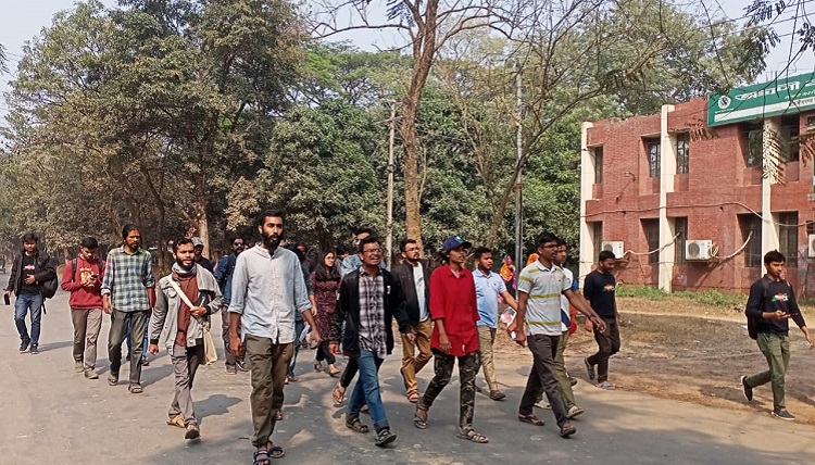 জাবিতে অনৈতিক কর্মকাণ্ডের অভিযোগে শিক্ষকের বহিষ্কার চেয়ে বিক্ষোভ সমাবেশ