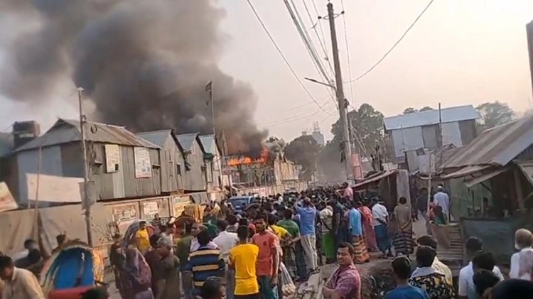 রাজধানীর কড়াইল বস্তিতে আগুন, নিয়ন্ত্রণে ১০ ইউনিট