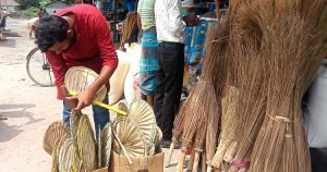 ঈশ্বরদীতে হাত পাখার বাতাসেও উষ্ণতা