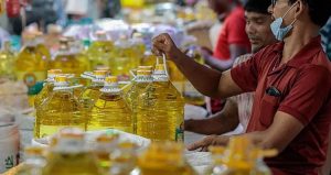 কুরবানির ঈদের আগে দেশে সয়াবিন তেলের দাম প্রতি লিটারে কমেছে ১০ টাকা। অন্যদিকে পামওয়েলে কমানো হয়েছে ২ টাকা। নতুন এই দাম আজ রোববার (১১ জুন) থেকে কার্যকর হবে।