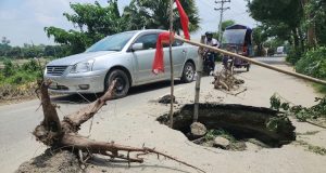 সড়কে হঠাৎ সুড়ঙ্গ বড়দুর্ঘটনার আশঙ্কা