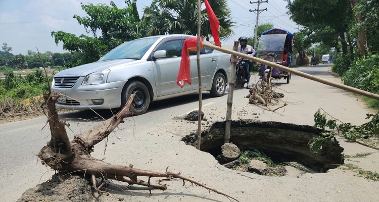 সড়কে হঠাৎ সুড়ঙ্গ বড়দুর্ঘটনার আশঙ্কা