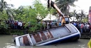 ঝালকাঠিতে নিয়ন্ত্রণ হারিয়ে বাস পুকুরে