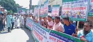 ফরিদপুর জেলা জাকের পার্টির সভাপতি মশিউর রহমান যাদু মিয়াকে কুপিয়ে জখমের ঘটনার প্রতিবাদ ও হামলার সাথে জড়িতদের গ্রেফতার দাবীতে মানববন্ধন কর্মসূচী পালন করেছে জাকের পার্টির নেতাকর্মীরা।