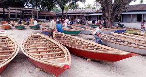 জমে উঠেছে শতবর্ষী কৈজুরী ডিঙি নৌকার হাট