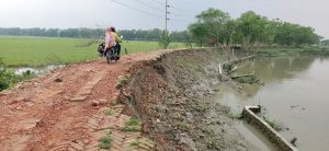 নির্মাণের এক সপ্তাহের মধ্যে সড়কের রক্ষাকবজে ধস !