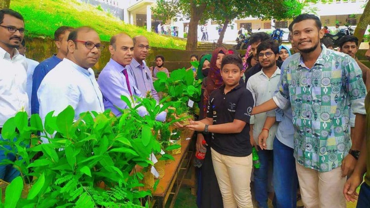 কুবিতে অভয়ারণ্য'র উদ্যোগে প্লাস্টিকের বদলে গাছ বিতরণ