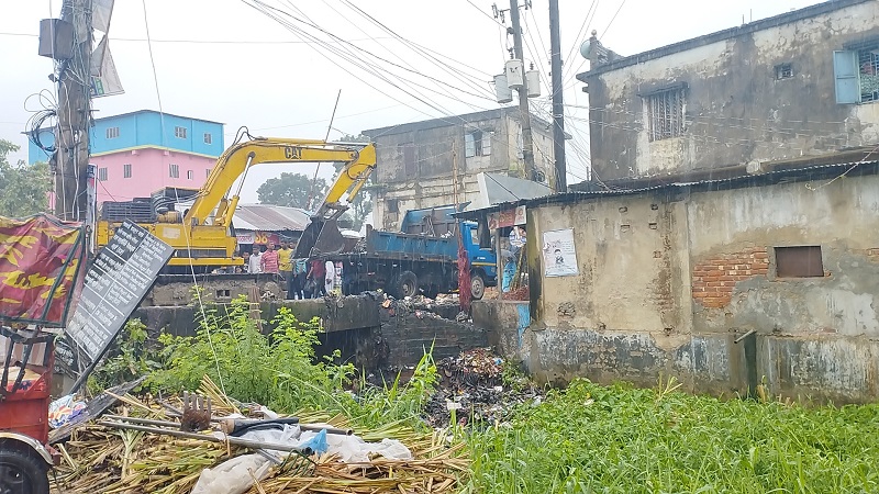 পরিষ্কার হচ্ছে দাগনভুঞা দাদনার খাল