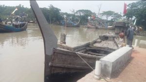 ১৫ হাজার মানুষের ভরসা ছিল একটি নৌকা