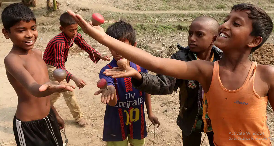 মোবাইল গেইম কেড়ে নিচ্ছে লাটিম খেলা