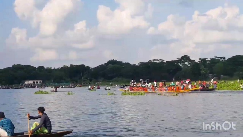 টুঙ্গিপাড়ার বর্ণি বাওড়ে ঐতিহ্যবাহী নৌকা বাইচ