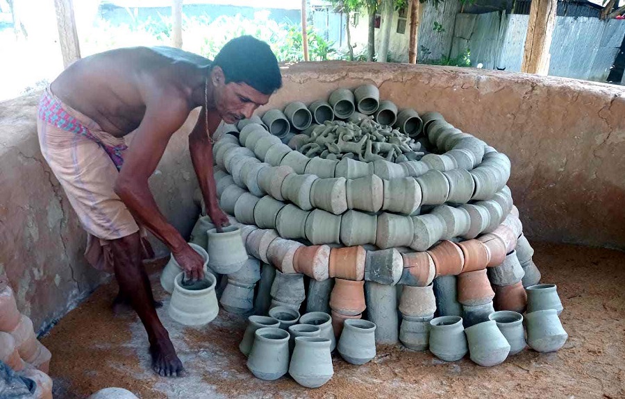 ঈশ্বরদীতে বিলুপ্তির পথে মৃৎশিল্প