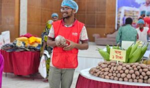 ঠাকুরগাঁওয়ে বিদ্যানন্দ ফাউন্ডেশনের উদ্যোগে পাঁচ টাকার হাট বসানো হয়েছে। এ হাটের মাধ্যমে সুবিধাবঞ্চিত মানুষের মাঝে নিত্যপ্রয়োজনীয় পণ্য তুলে দেওয়া হয়েছে।