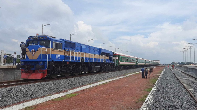 ঢাকা থেকে ২ ঘণ্টা ১০ মিনিটে পদ্মা সেতু পাড়ি দিয়ে ভাঙ্গা পৌঁছাল ট্রেন