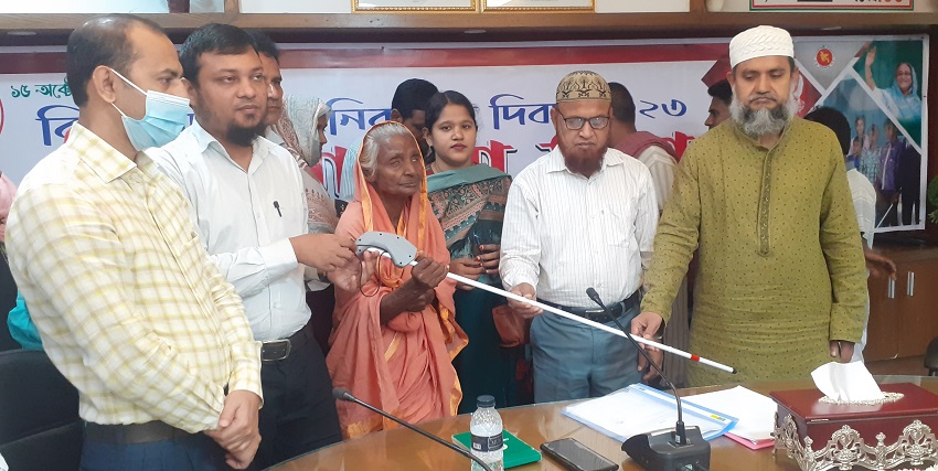 জয়পুরহাটে বিশ্ব সাদা ছড়ি নিরাপত্তা দিবস পালিত ' সাদা ছড়ি হাতে ধরি, স্মার্ট বাংলাদেশ নিজে গড়ি। '- এ প্রতিপাদ্যকে সামনে রেখে দেশের অন্যান্য স্থানের ন্যায় জয়পুরহাটে বিভিন্ন কর্মসূচিতে বিশ্ব সাদা ছড়ি নিরাপত্তা দিবস পালিত হয়েছে। এ উপলক্ষে রোববার দুপুরে জেলা প্রশাসন ও জেলা সমাজসেবা অধিদফতরের যৌথ আয়োজনে জয়পুরহাট জেলা প্রশাসকের সম্মেলন কক্ষে এক আলোচনা সভা অনুষ্ঠিত হয়। ভারপ্রাপ্ত জেলা প্রশাসক (অতিরিক্ত জেলা প্রশাসক) মোঃ মহীউদ্দিন জাহাঙ্গীরের সভাপতিত্বে আয়োজিত এ অনুষ্ঠানে প্রথমে স্বাগত বক্তব্য রাখেন জেলা সমাজসেবা অধিদফরের উপপরিচালক মো ইমাম হাসিম। পরে দিবসের প্রতিপাদ্য বিষয়ের ওপরে অন্যান্যের মধ্যে অতিরিক্ত জেলা প্রশাসক (সার্বিক)মোঃ আনোয়ার পারভেজ, জেলা আধুনিক জেলা হাসপাতালে তত্ত্বাবধায়ক ডাক্তার সরদার রাশেদ মোবারক জুয়েল, সাংবাদিক শাহজাহান সিরাজ মিঠু প্রমুখ বক্তব্য রাখেন। অনুষ্ঠানের শেষ পর্বে জেলা সমাজসেবা অধিদপ্তরের পক্ষ থেকে ৬জন দৃষ্টি প্রতিবন্ধীর মাঝে স্মার্ট সাদা ছড়ি বিতরণ হয়।