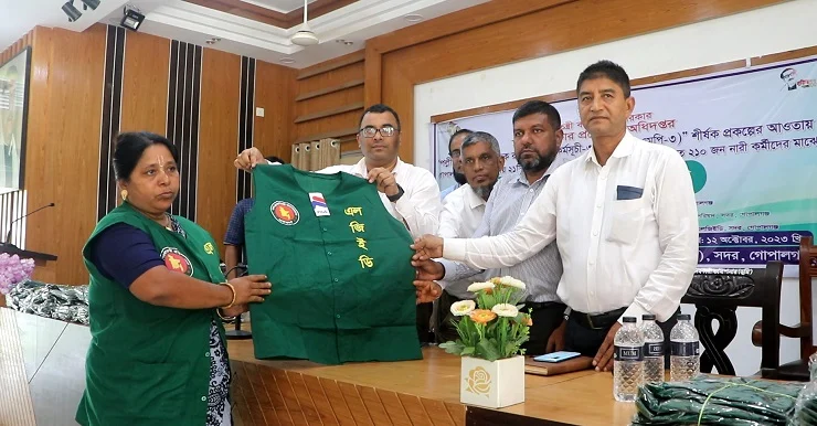 এখন থেকে ওদের পরিচয় পাবেন পোষাকে