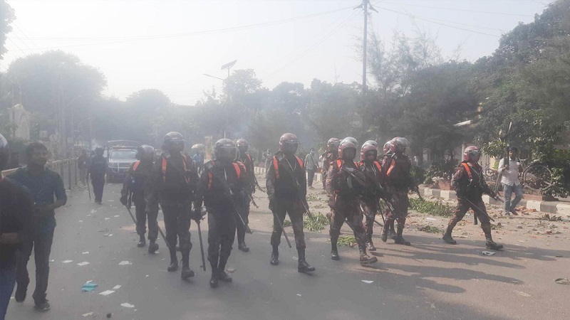 কাকরাইলে থেমে থেমে চলছে সংঘর্ষ, টহলে বিজিবি