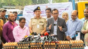 খোলা বাজারে ১২ টাকায় ডিম বিক্রি শুরু