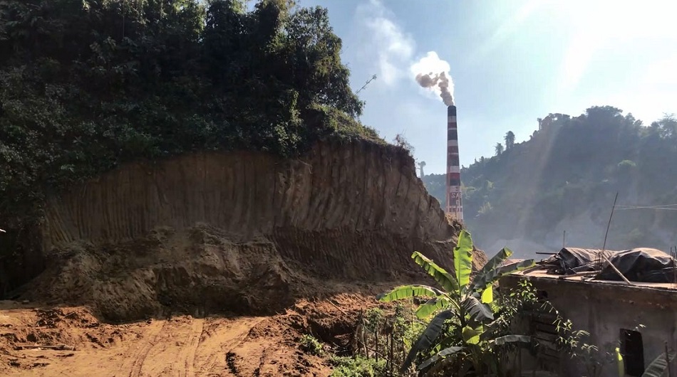 পাহাড় গিলে খাচ্ছে ইটভাটা