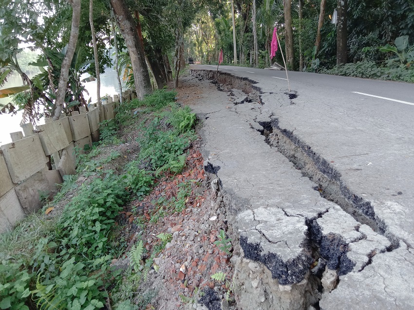 বাউফলে মহাসড়কে ফাঁটল; ঝুঁকি নিয়ে যানবাহন চলাচল