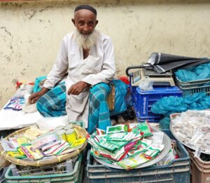 বীজ বিক্রি করে চলে আবুল হোসেনের সংসার