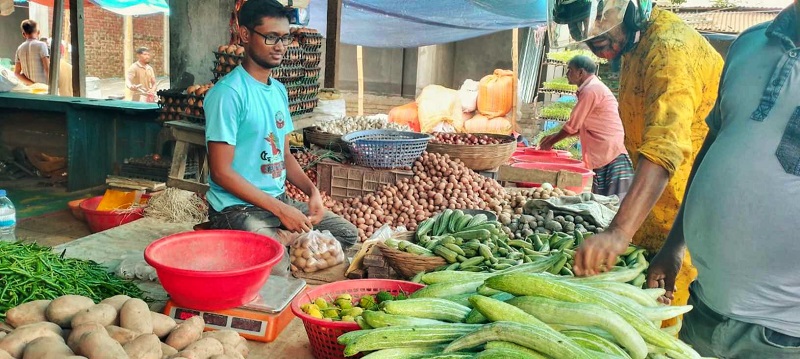 বৃষ্টির অজুহাত, লাগামহীন সবজির বাজার!