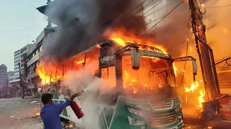 রাজধানীতে পুলিশকে বহনকারী বাসে আগুন
